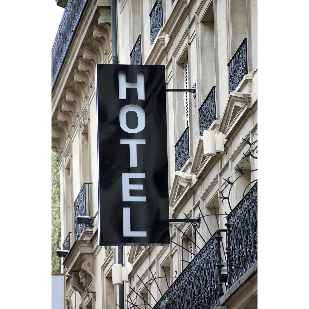 devanture d'un hôtel ou les risque de ramener des  punaises de lit sont forts